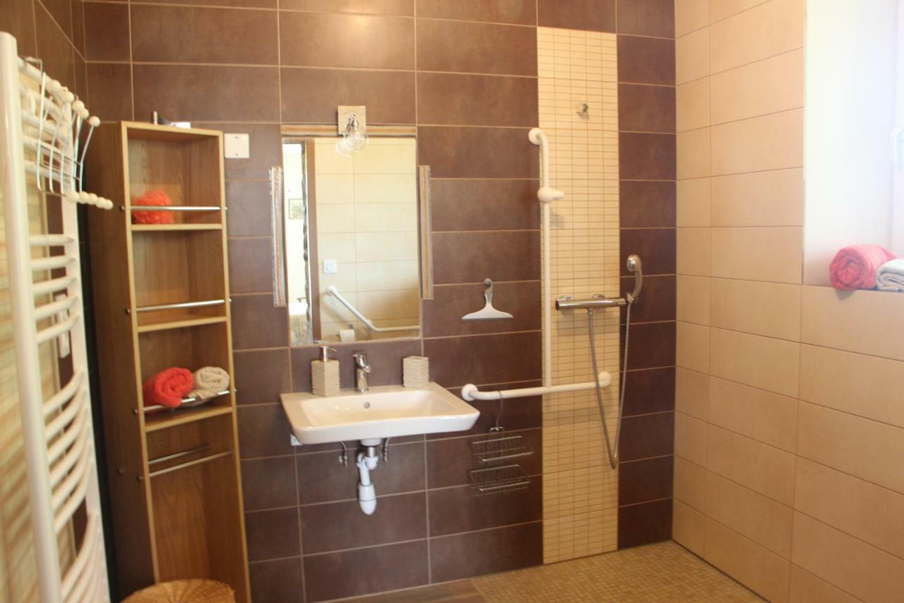 Chambres Aux Bonnes Herbes Bais  Exterior photo